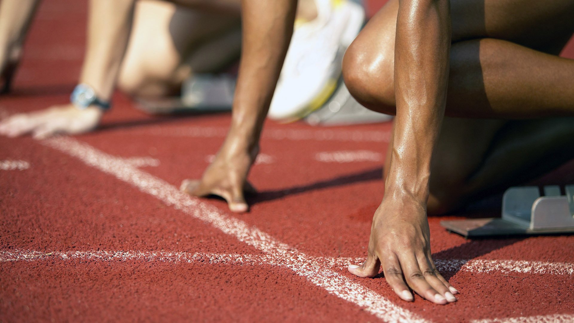 世界雪地风筝滑雪锦标赛 瑞典选手利用强侧风一举甩开大集团